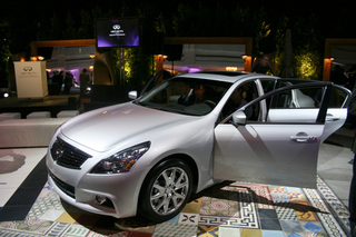 Illustration for article titled 2010 Infiniti G37 Goes Beverly Hills, Gets Nose Job
